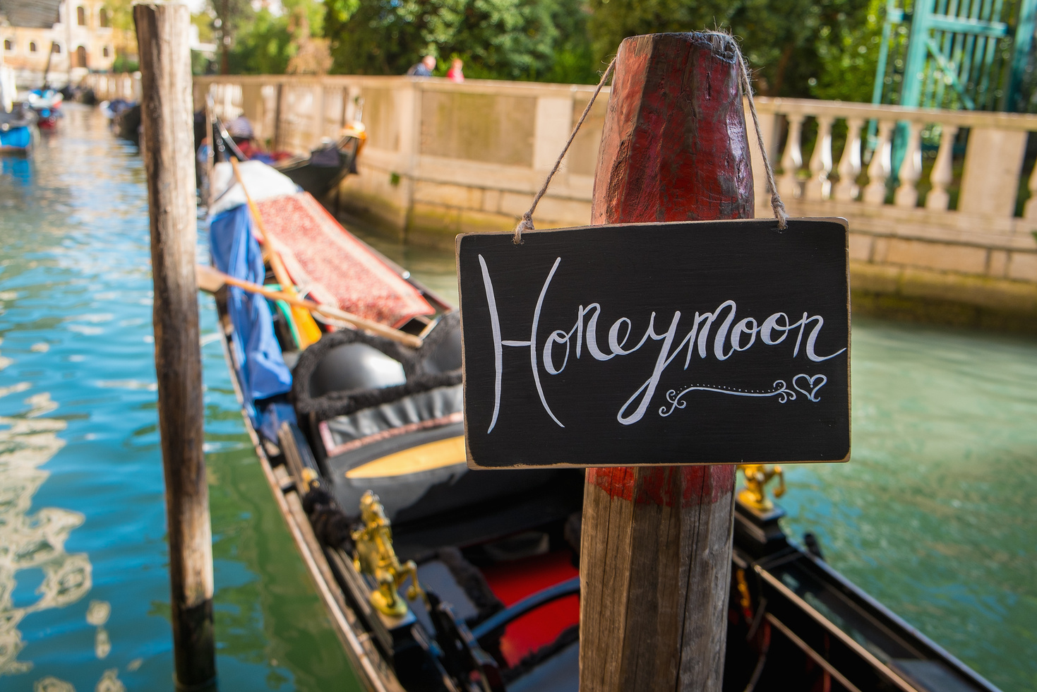 Honeymoon sign